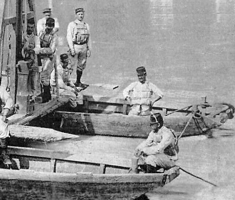 1914-pont de bâteau fait par les militaires du Génie