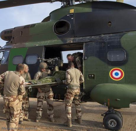 médecin et brancardiers militaires armée Française